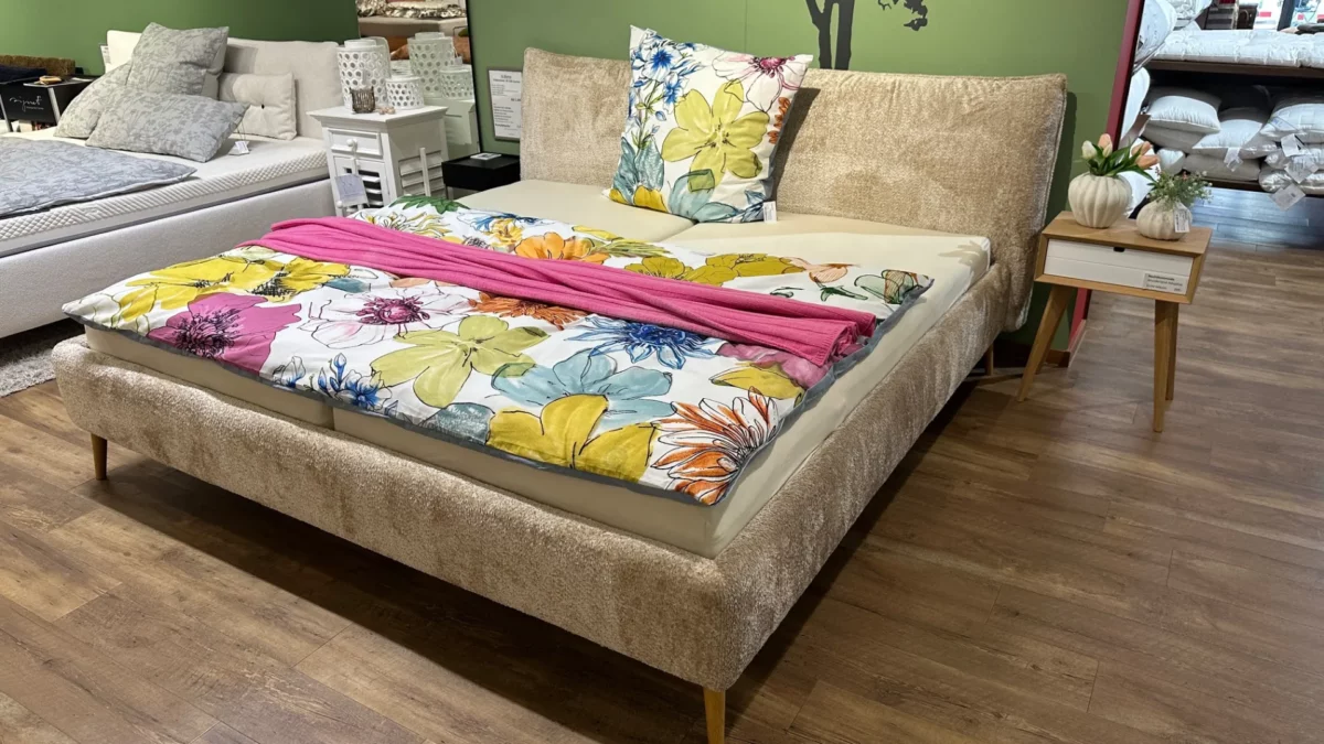 Auch beim Matratzentest gibt es viele fehlerhafte Ansätze und falsche Rückschlüsse in den Bewertungen des gesamten Tests. Ich denke, die Stiftung Warentest sollte solche Tests besser in die Hände von anerkannten Fachleuten legen, die wirklich etwas davon verstehen. Leider zieht sich dieses Problem bis heute durch. Die willkürlich und meines Erachtens falsch festgelegten Gewichtungen in den Tests gehen am Bedarf von Schläfern mit Rückenproblemen vorbei.